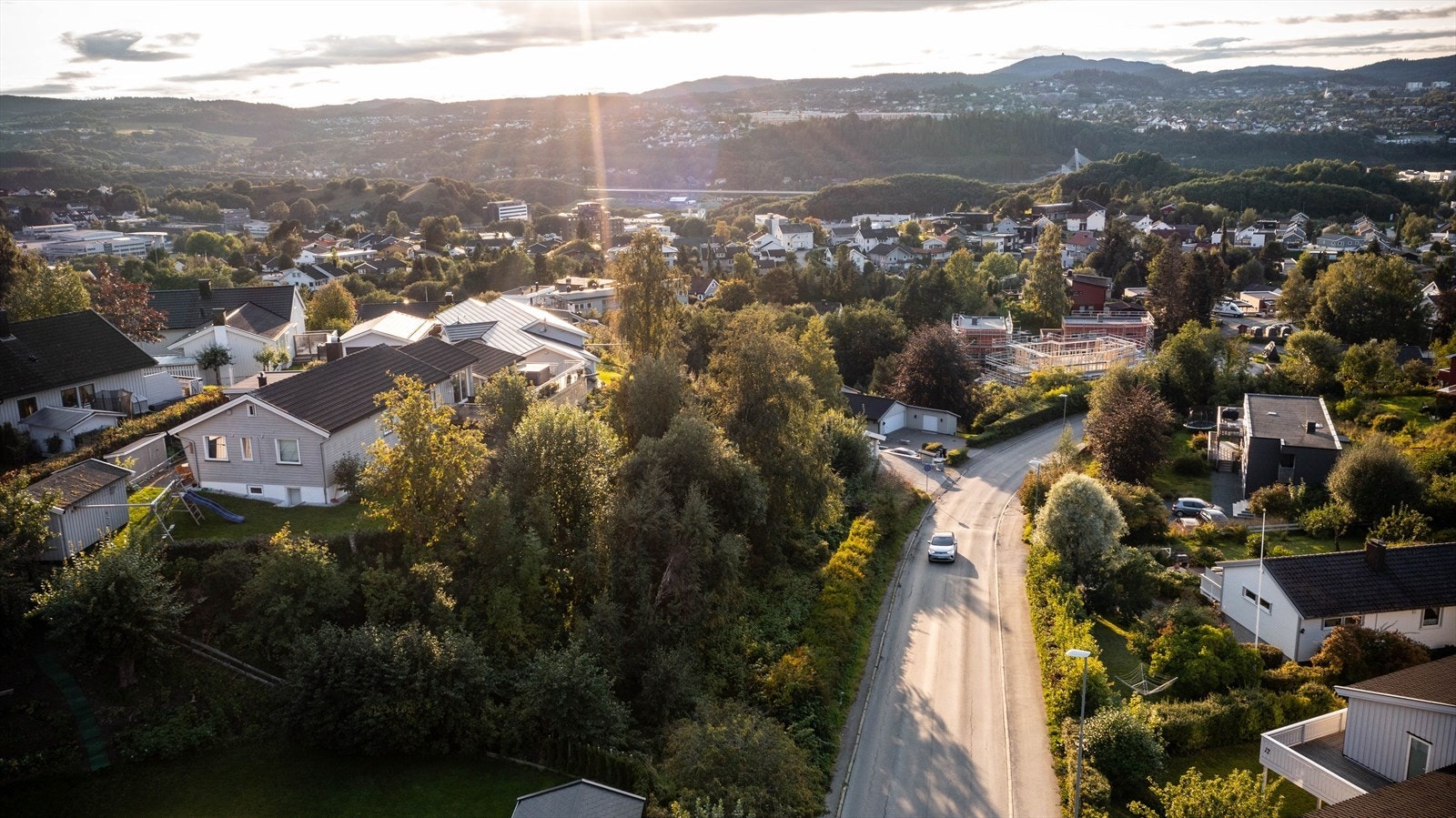 Dronebilde som viser kveldssolen i vest over Byåsen Galleribilde