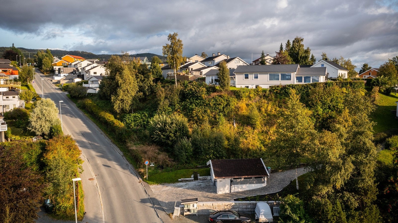Fra eiendommen er det kort vei til blant annet dagligvarebutikker, barnehager, barne- og ungdomsskoler, idrettsanlegg og flotte turområder i Estenstadmarka, sommer som vinter Galleribilde