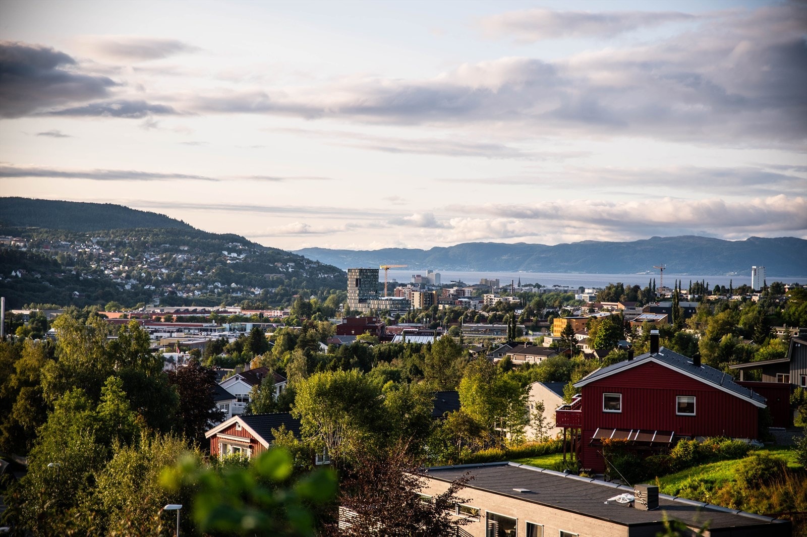 Her får du en fantastisk utsiktstomt med gode solforhold, og du vil bo med kort veg til skole og barnehage Galleribilde