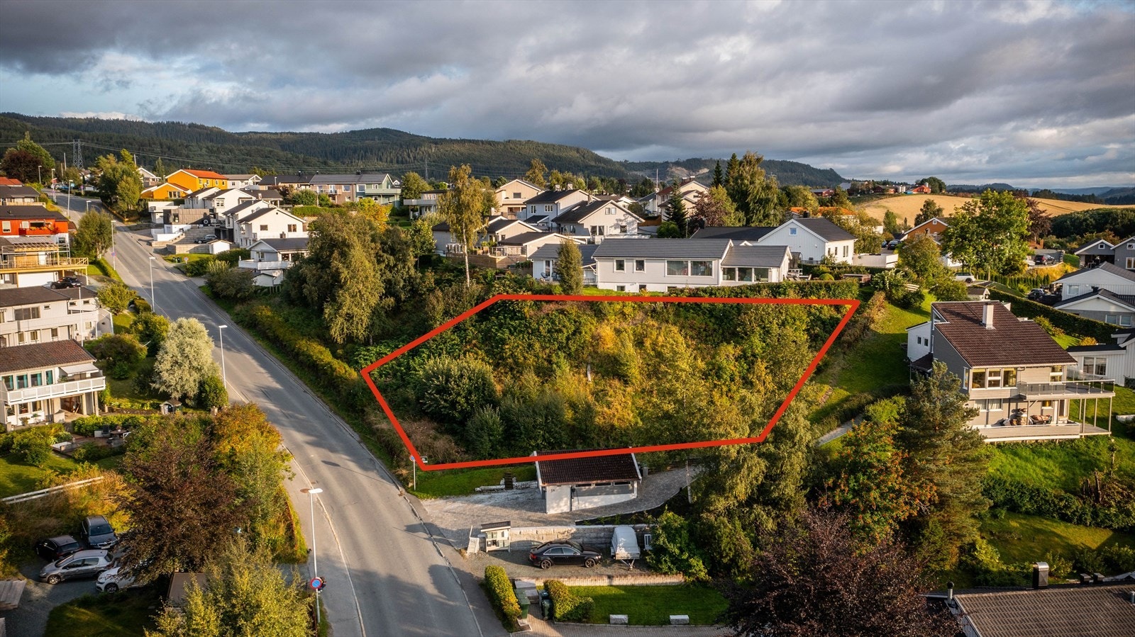 Velkommen til denne svært flotte tomten på hele 721m² i Astronomvegen 28! Tomtegrense tegnet av megler, nøyere kart er vedlagt i salgsoppgaven Galleribilde