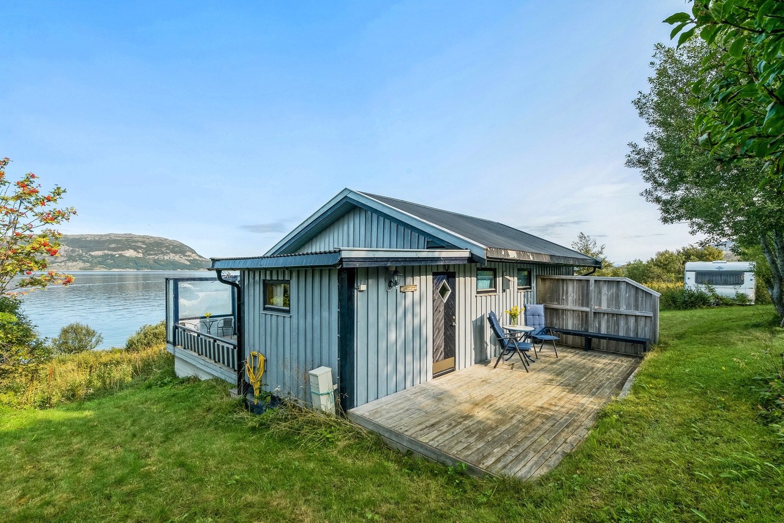 Hytten ligger usjenert til i et populært hytteområde i Angarsnet i Leirfjord Galleribilde
