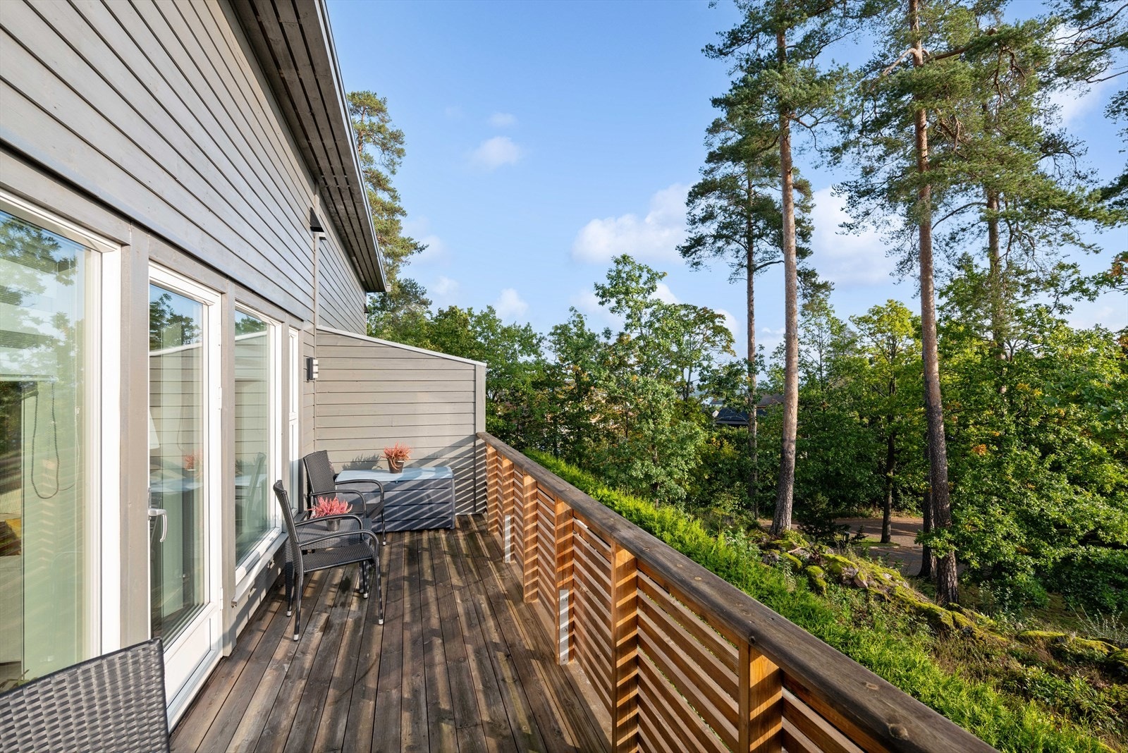 Balkongen er på hele 13 kvm og vender mot øst. Her er det fine solforhold fra morgen og til tidlig formiddag på sommerstid. Galleribilde