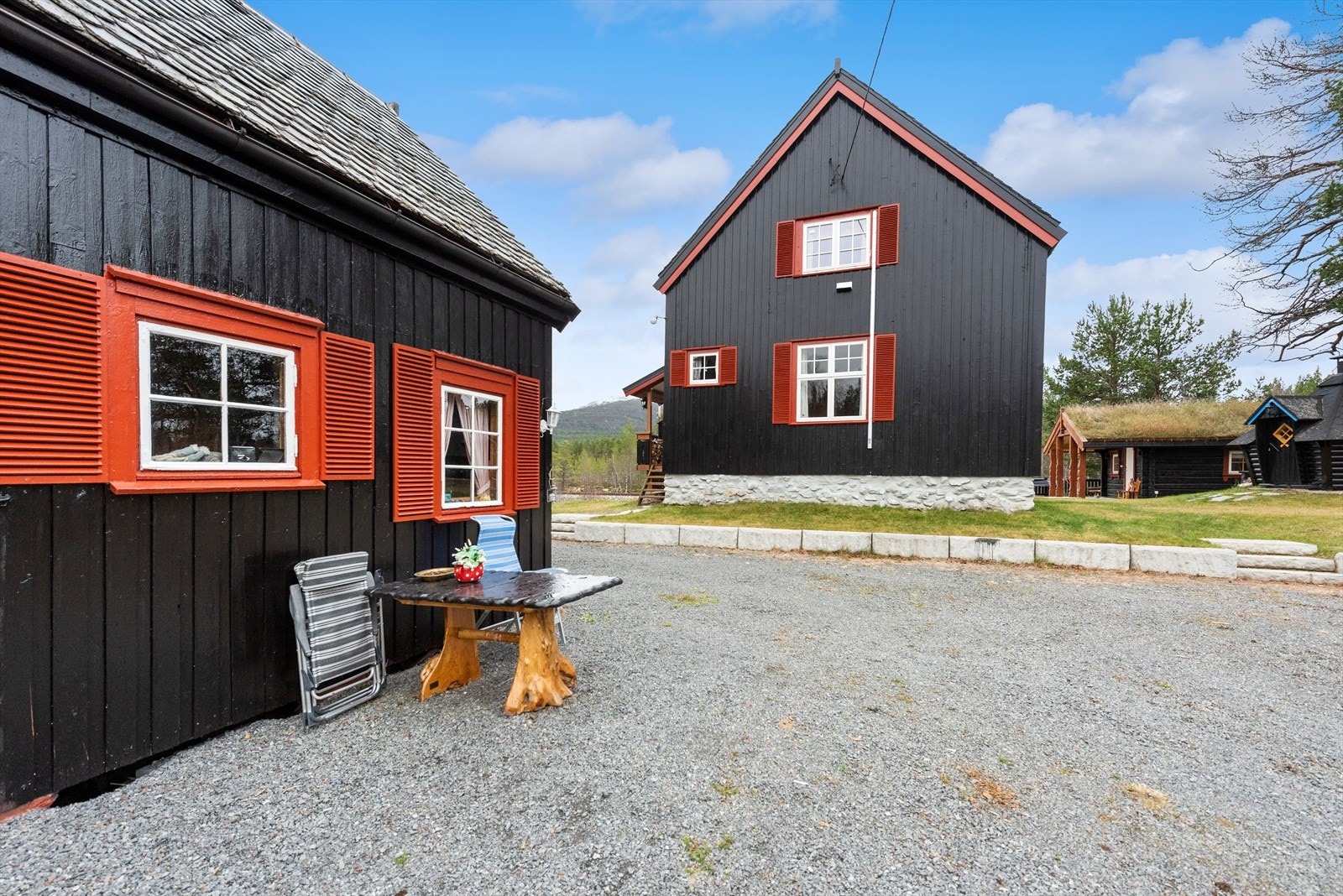 Uthuset er på omtrent 25 m², og gir godt med plass til lagring av ved, ski og redskaper. Flere biloppstillingsplasser på tomten. Galleribilde