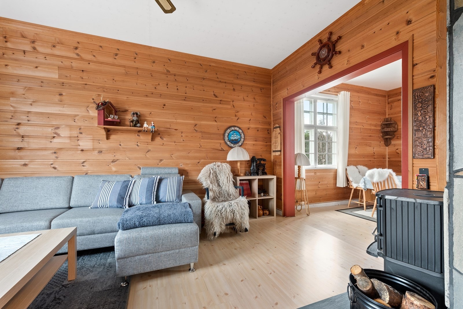 Hele første etasje har meget god takhøyde (nesten 3 m), og oppvarmes av en sentralt plassert vedovn og elektrisitet Galleribilde