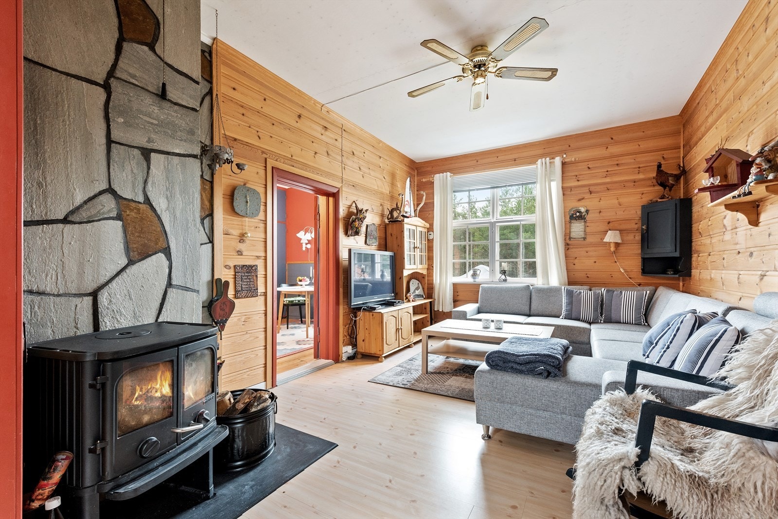 Første etasje i hovedboligen består av gang, stue, kjøkken og spisestue Galleribilde