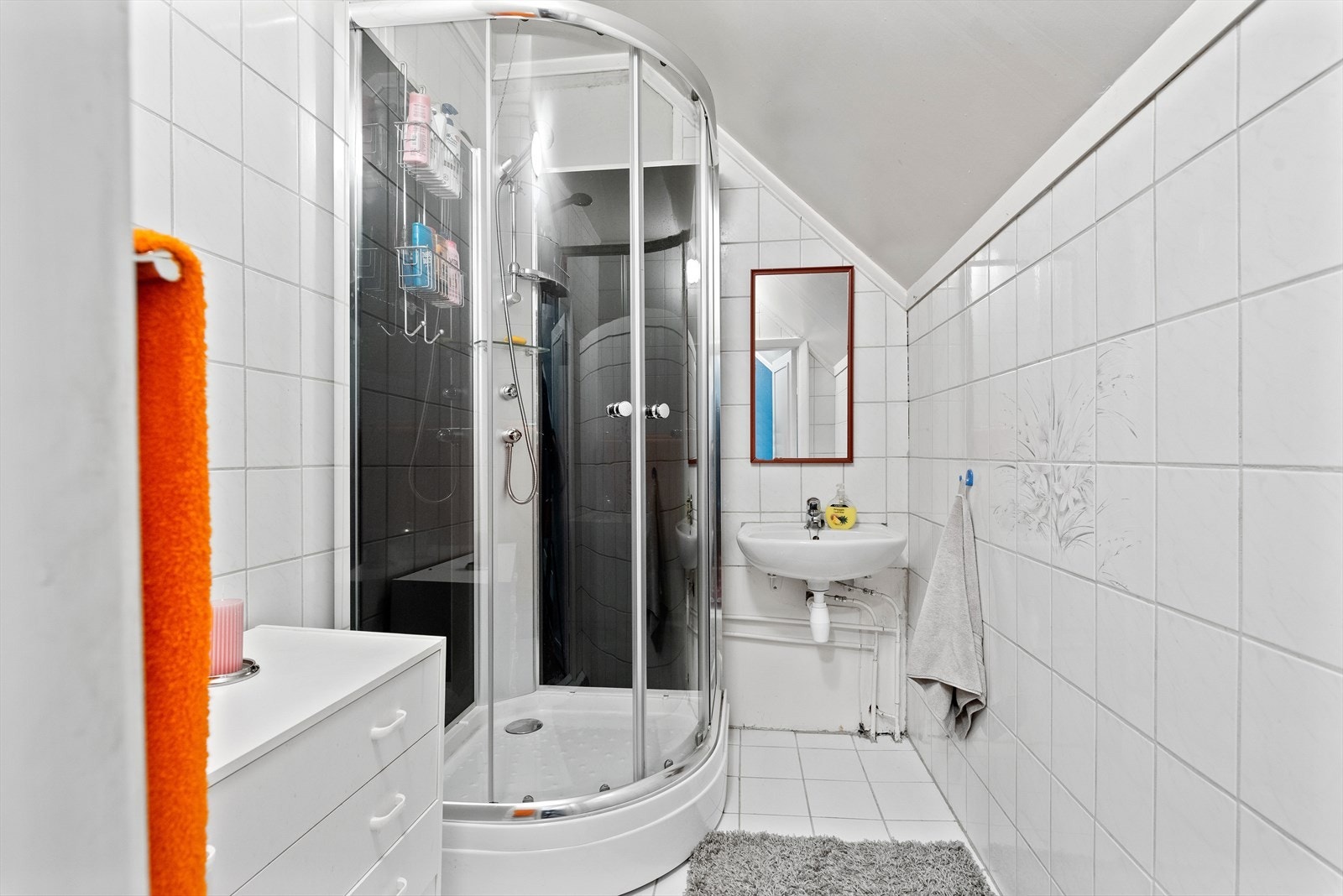 Flislagt bad utstyrt med dusjkabinett og servant. Praktisk separat toalettrom i samme etasje. Galleribilde