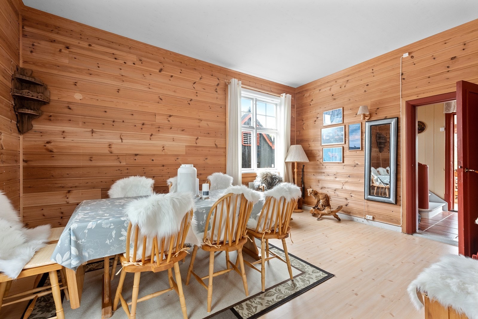 Romslig spisestue med plass til spiseseksjon for hele familien Galleribilde