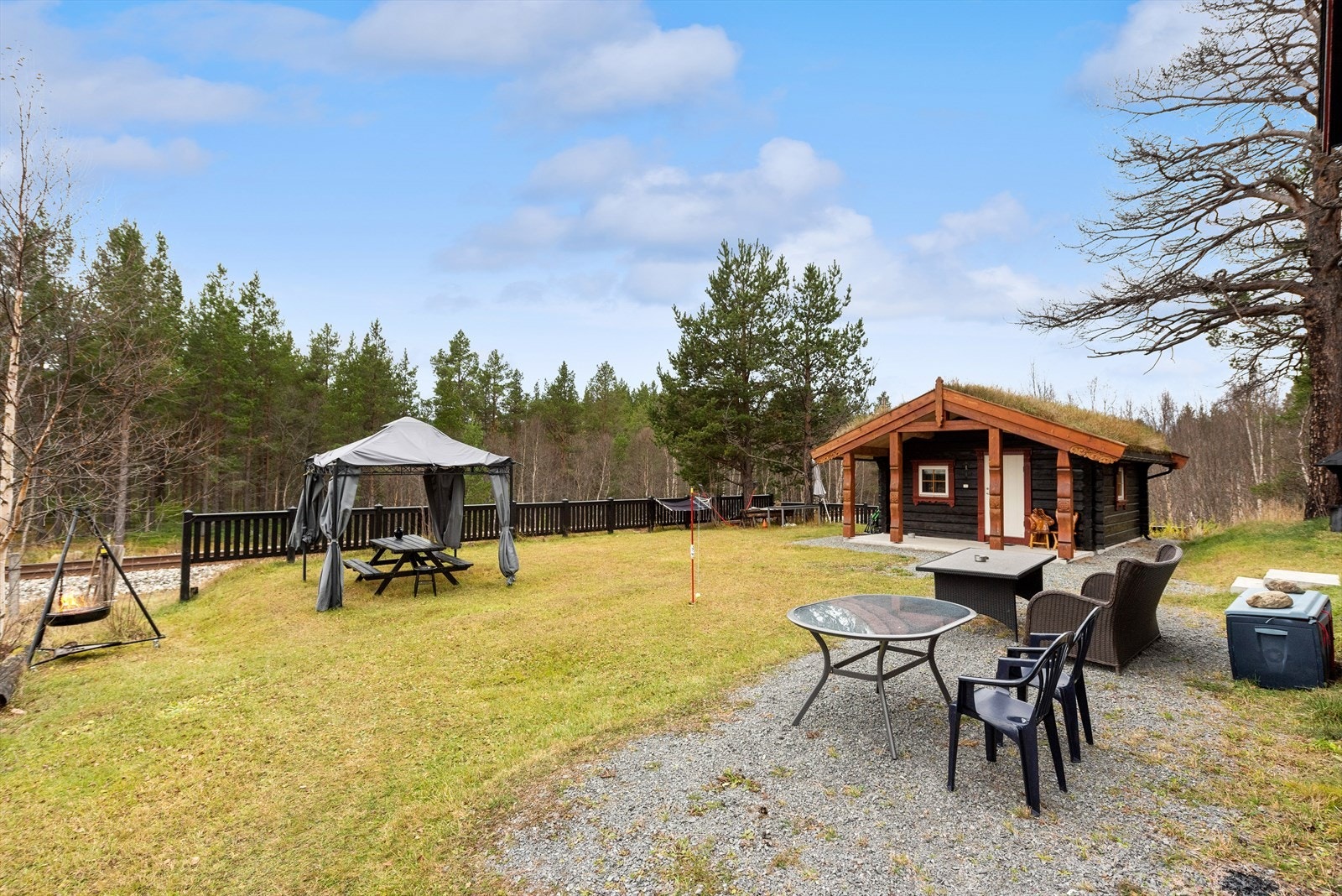Fritidsboligen passer perfekt for de som ønsker en sjarmerende hytte med innlagt strøm og vann. Helårs turterreng rett utenfor døra, og snaue 10 minutter til Oppdal. Galleribilde