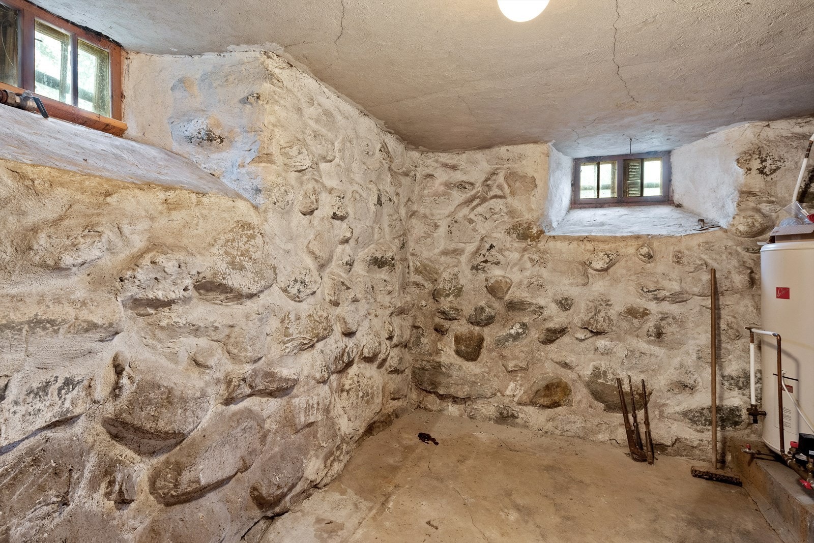 Kjelleren består av 3 boder på 10-11,5 m². Her har du godt med lagringsplass samt varmtvannsbereder og rør for grunnvann. Galleribilde