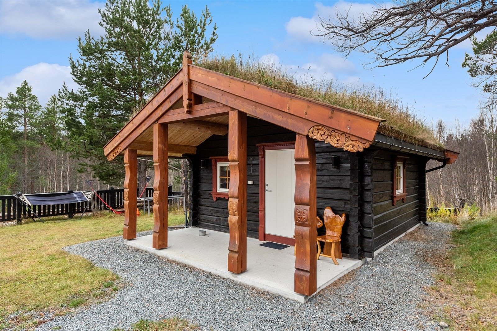 Pent, laftet anneks med torvtak oppsatt i 2016 Galleribilde