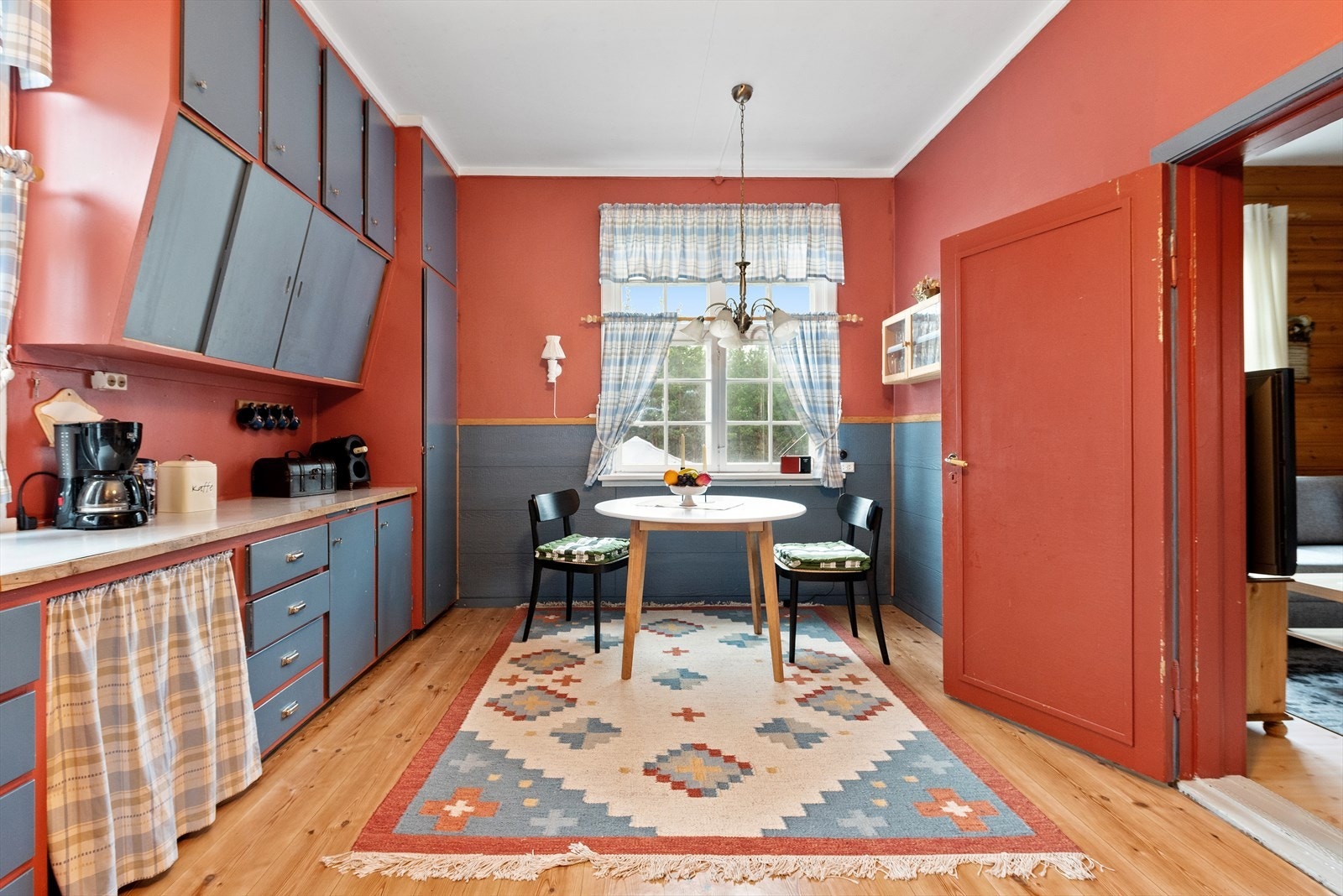 Kjøkkenet er utstyrt med komfyr og kombiskap, i tillegg til rikelig med skap- og benkeplass Galleribilde