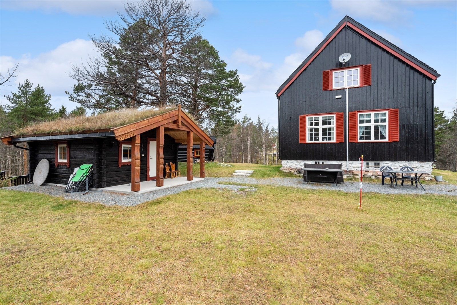 Tomten er pent opparbeidet og består av et hovedhus, et anneks, grillhytte og uthus Galleribilde