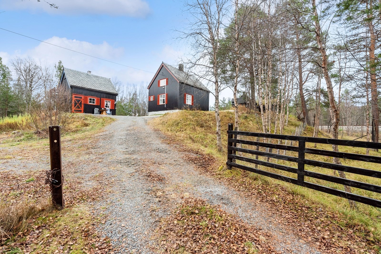 Denne tidligere vokterboligen ligger idyllisk til på en bakketopptopp, innerst i en blindvei Galleribilde