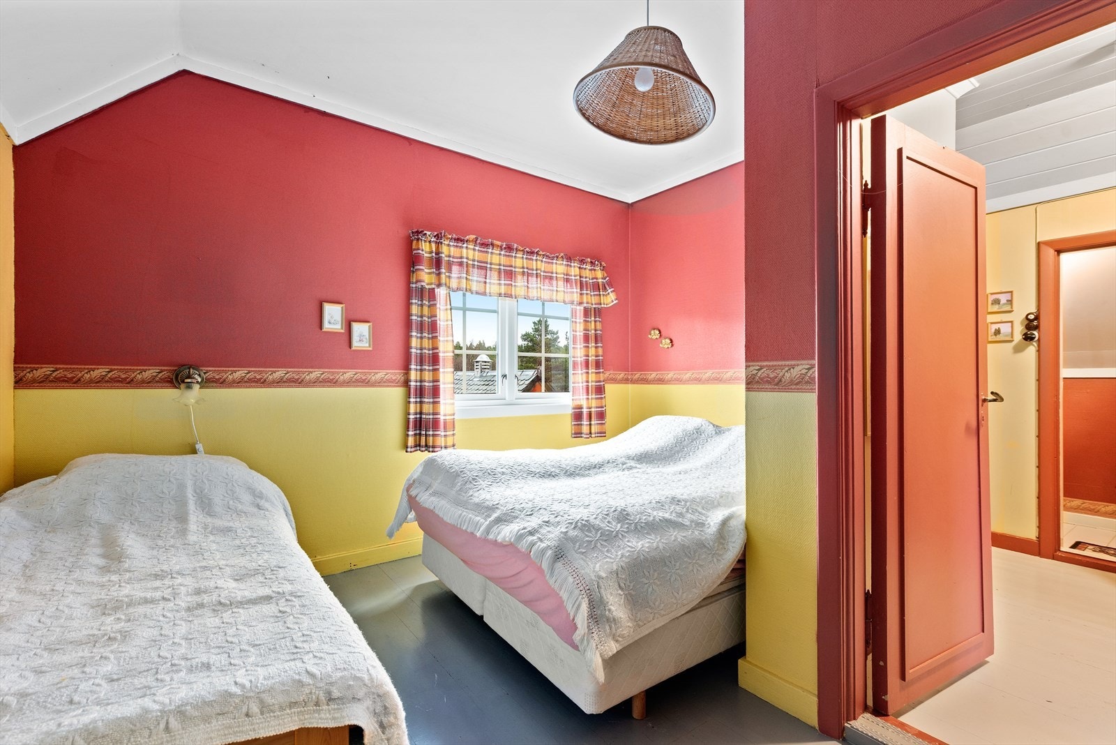 Andre etasje i hovedboligen har også god takhøyde, samt fornuftige størrelser på rommene Galleribilde