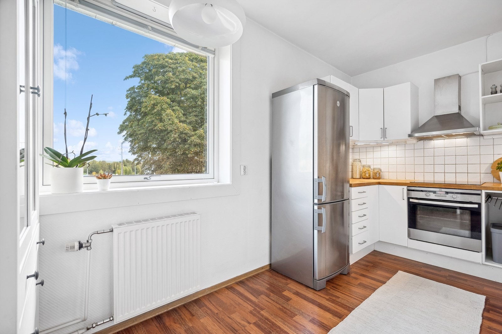 Pent, separat kjøkken med godt av skap- og benkeplass. Galleribilde