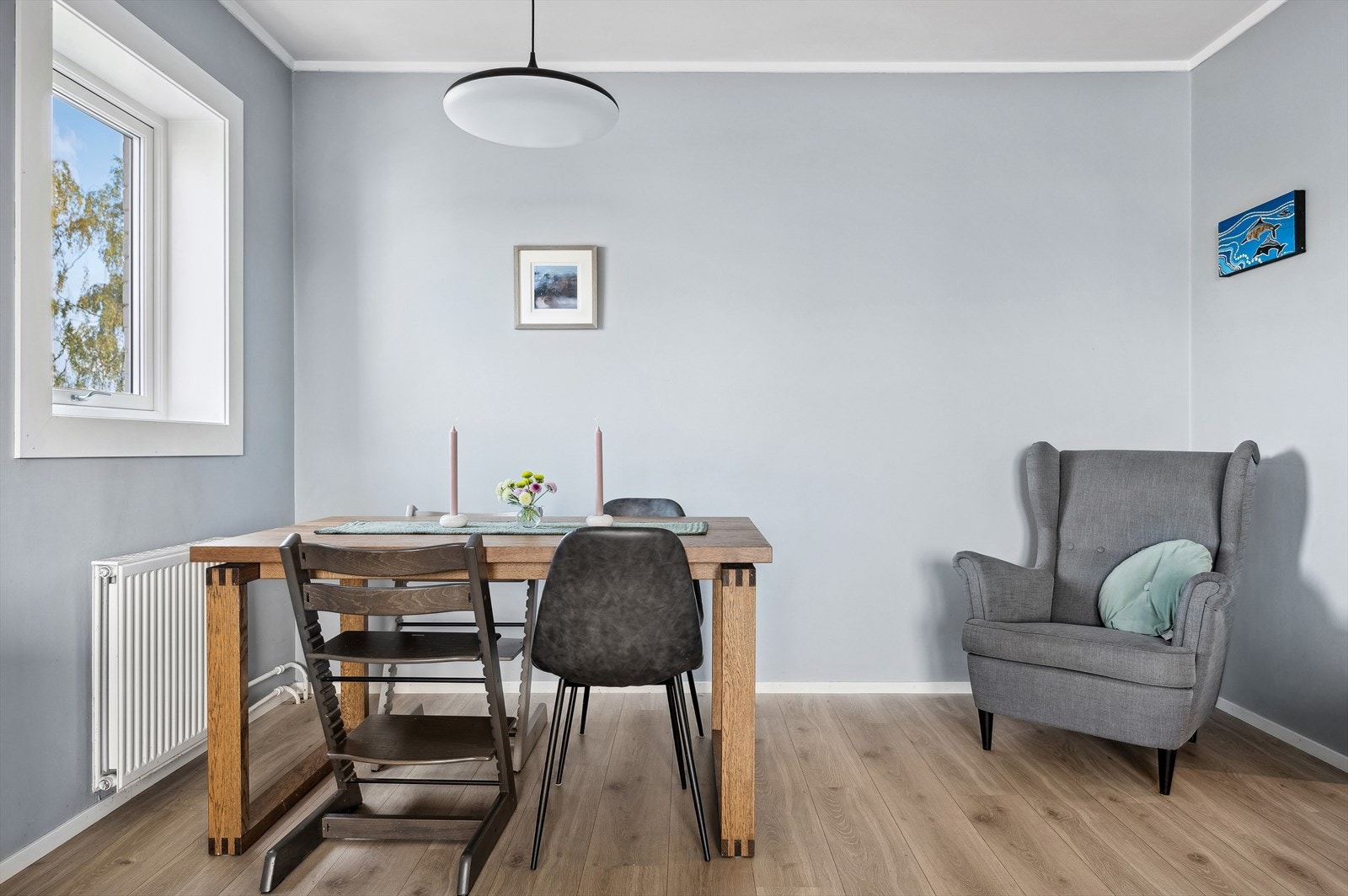 Det er god plass til både sofagruppe, mediamøbler og spisebord. Galleribilde