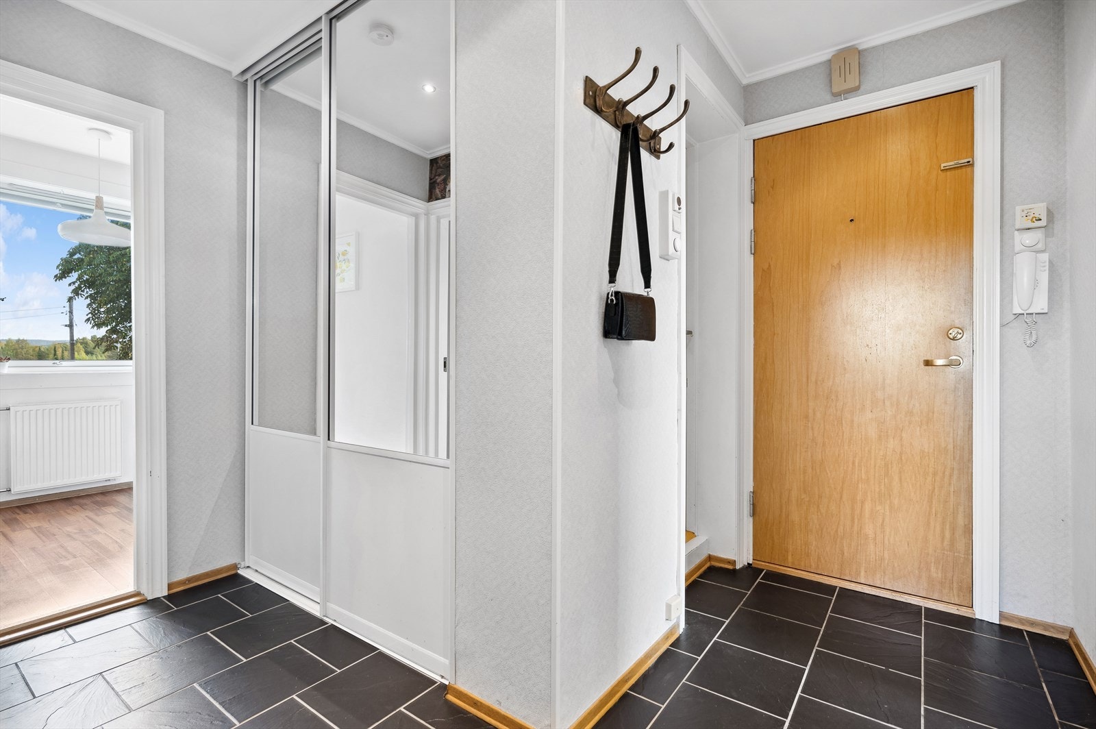 Godt med skapplass i skyvedørsgarderobe. For ytterligere lagring disponerer leiligheten en kjeller og loftsbod med gulvareal på henholdsvis ca. 4,2 og 5 kvm (loftsbod med skråtak). Galleribilde