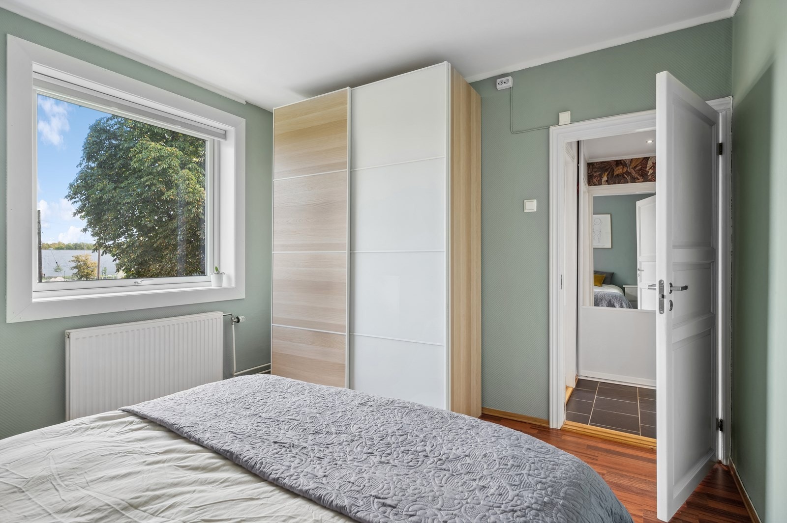 Soverommet vender inn mot flott grøntområdet. Galleribilde