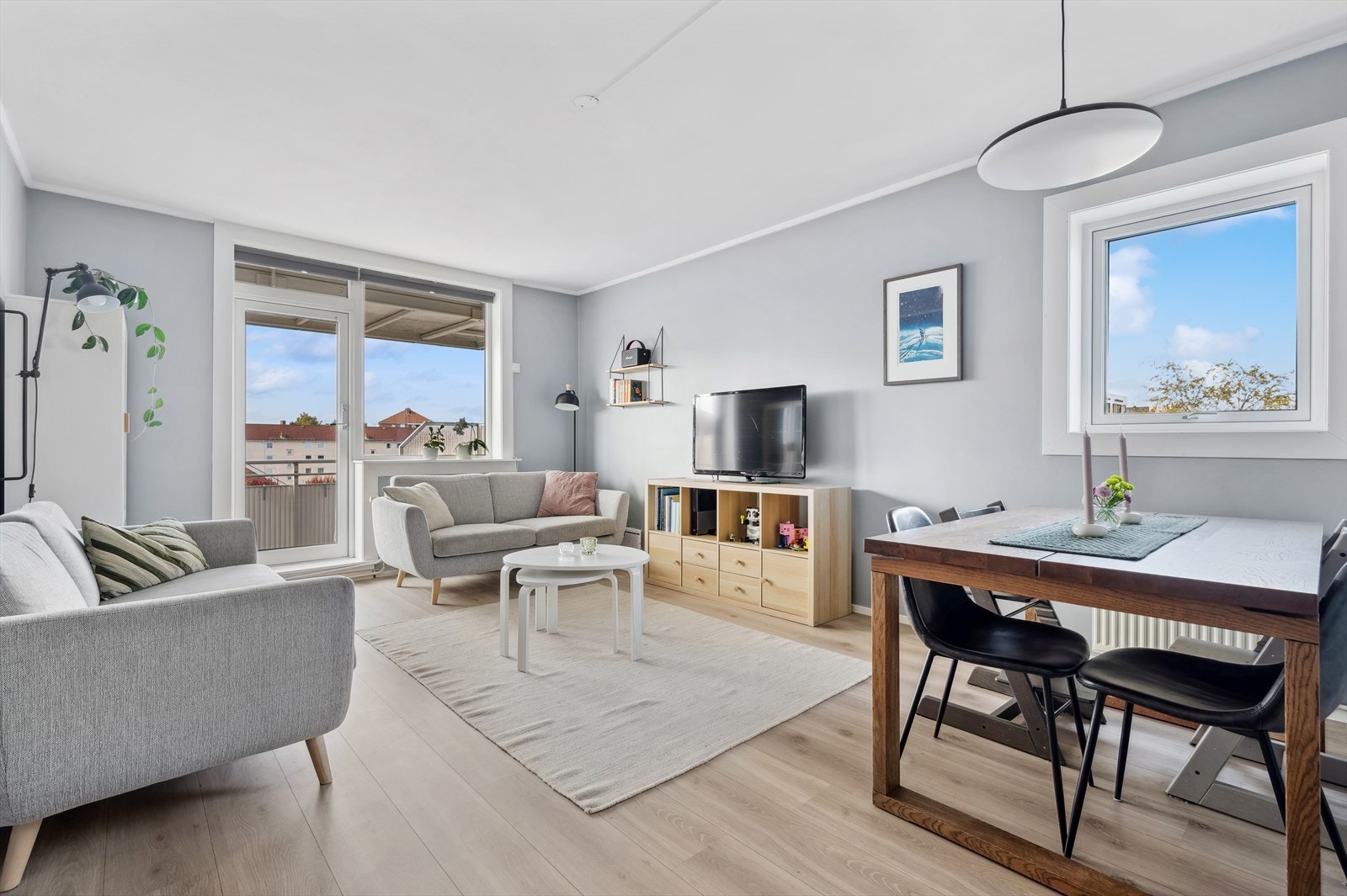 Velkommen til Langbølgen 4! En flott topp- og endeleilighet med solrik, syd-vest.v balkong. Galleribilde
