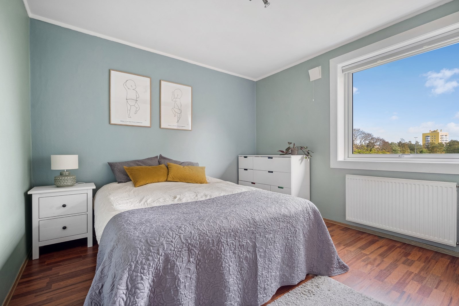 Leiligheten byr på 2 gode soverom på hver sin ende av leiligheten. Galleribilde