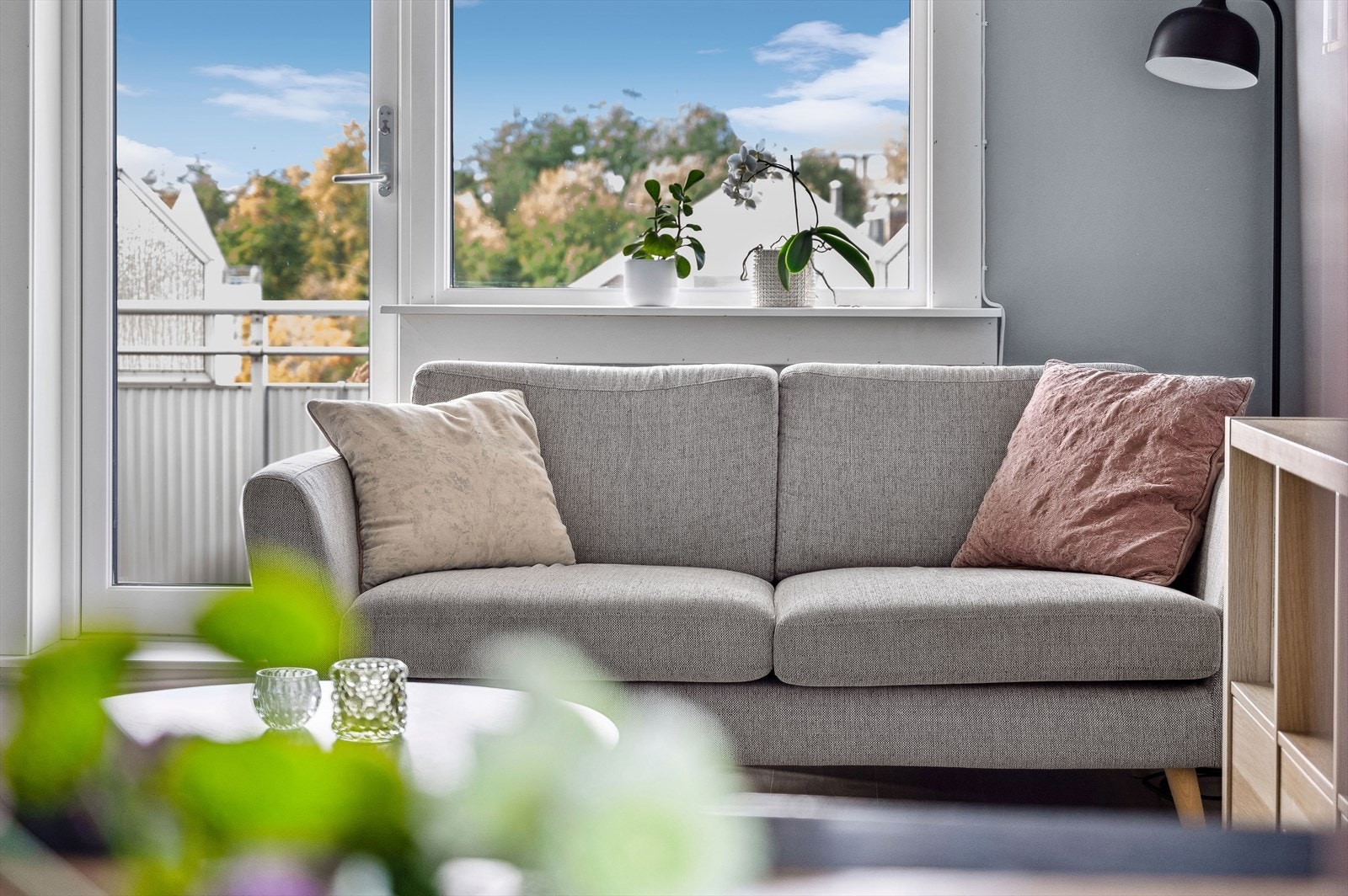 Leiligheten ligger på enden som bidrar til en lys og luftig stue med vinduer fra 2019. Galleribilde