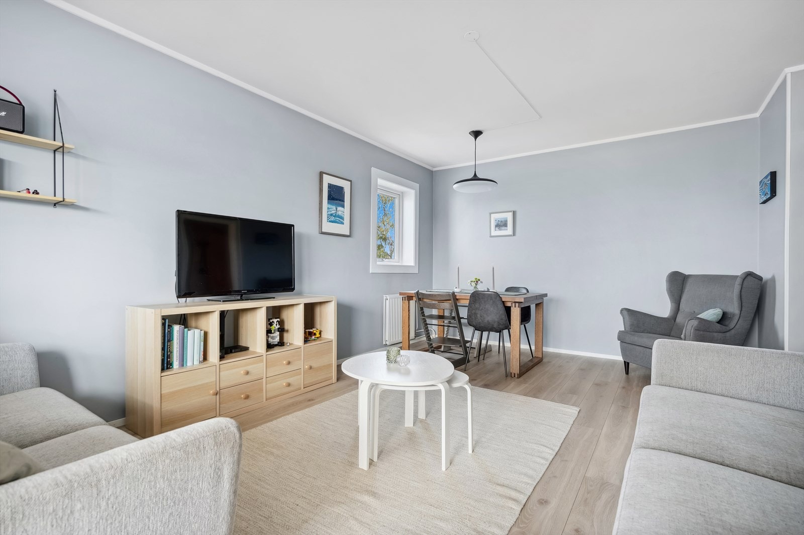 Stuen er malt i tidsriktige farger og har pene laminatgulv. Galleribilde