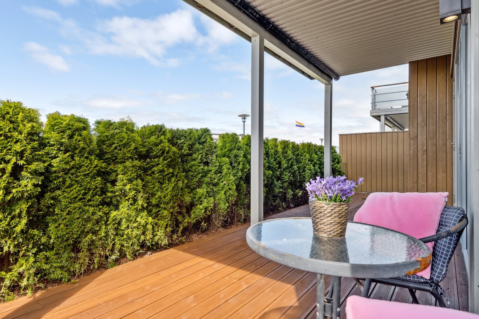 Overbygget terrasse i front av boligen. Galleribilde