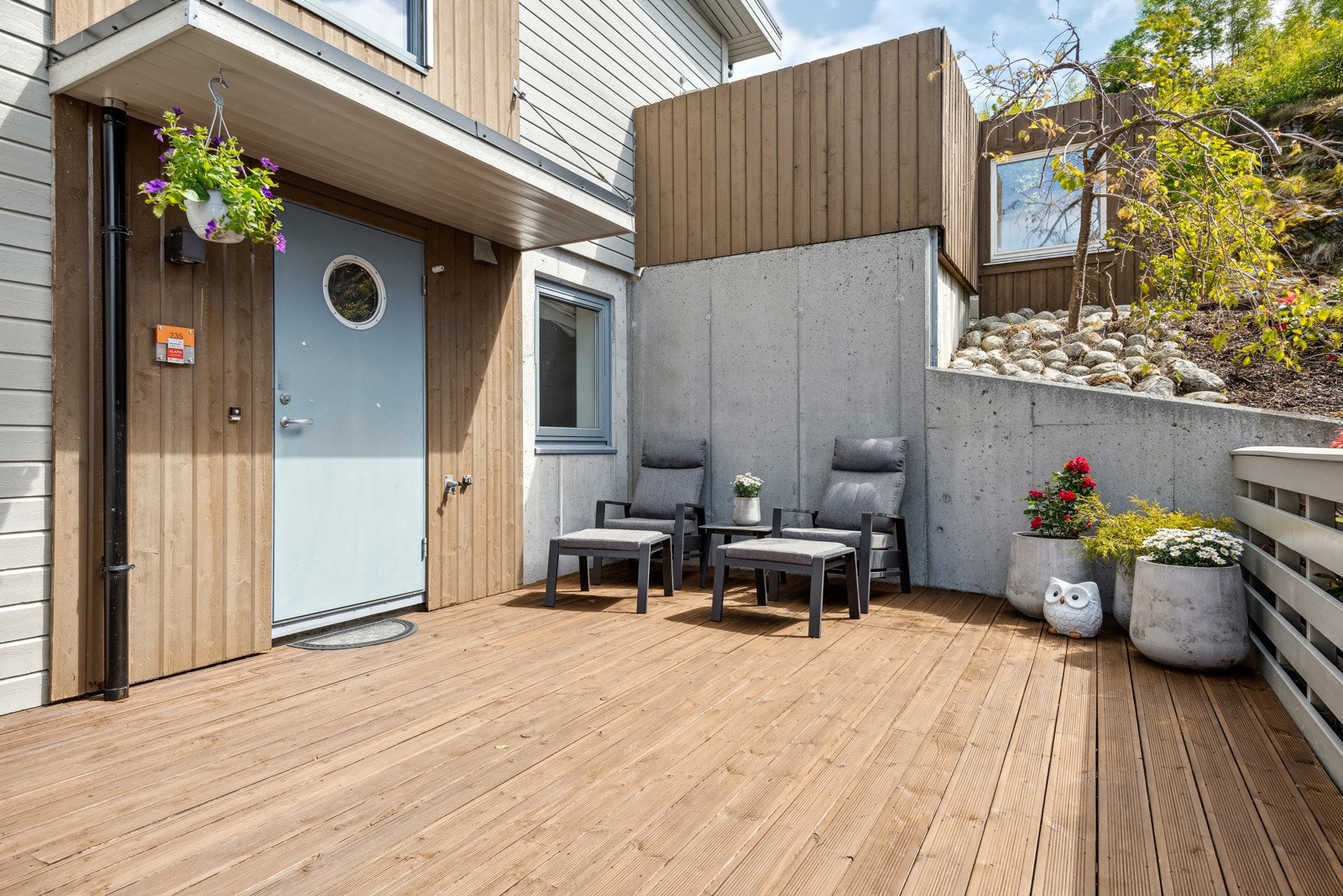 Stor solrik egen terrasse ved inngangsdøren. Galleribilde