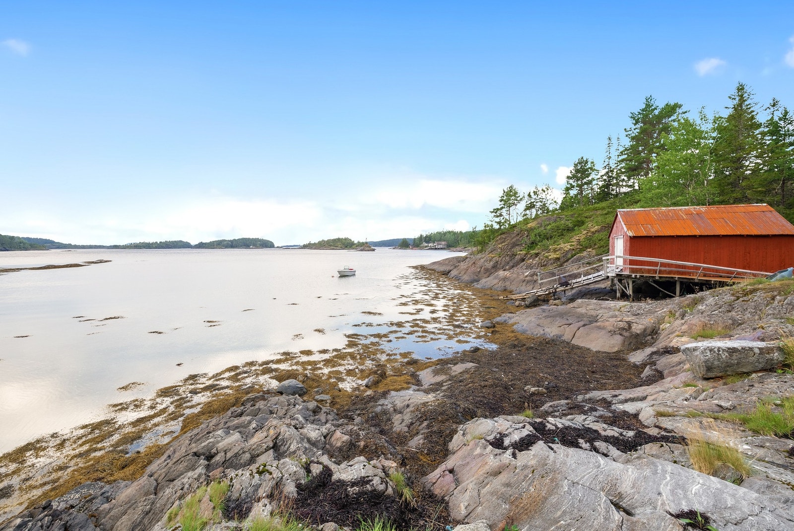 Flotte omgivelser med egen strandlinje og naust Galleribilde