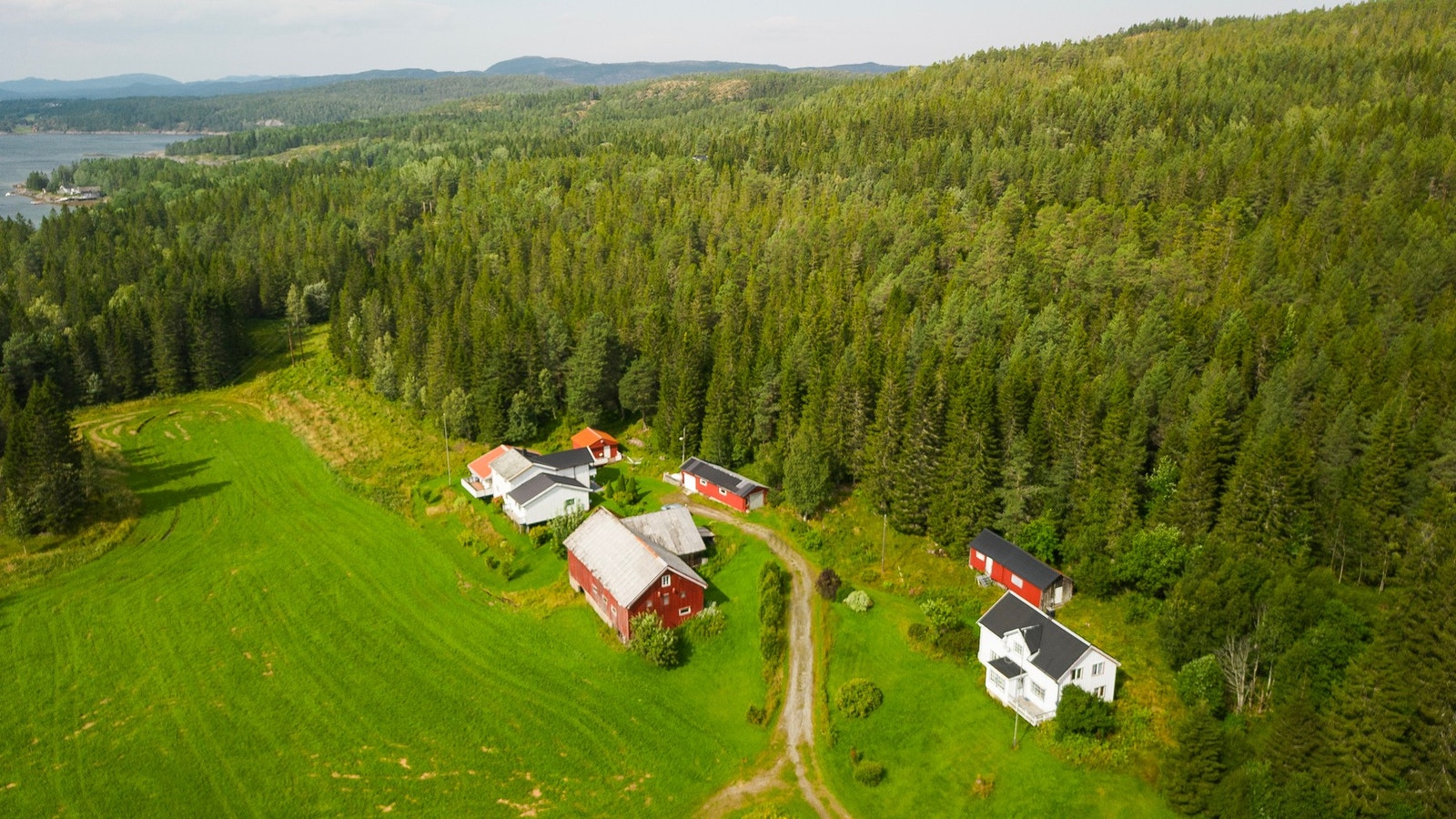 Eiendommen består av enebolig, fritidsbolig, fjøs, naust, bod, vedbod og 2 garasjer Galleribilde
