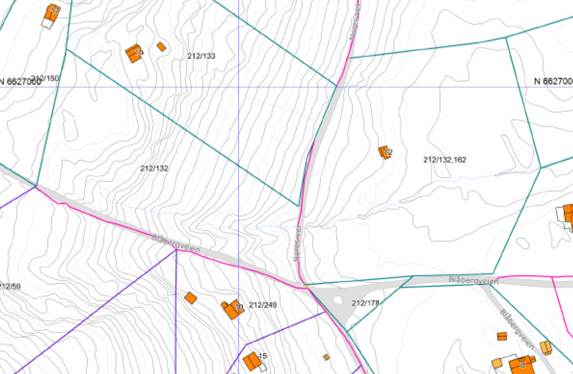 Nores vei 12 er en tomt bestående av to matrikler. Tomten er på totalt ca. 23 483,5 kvm. Galleribilde