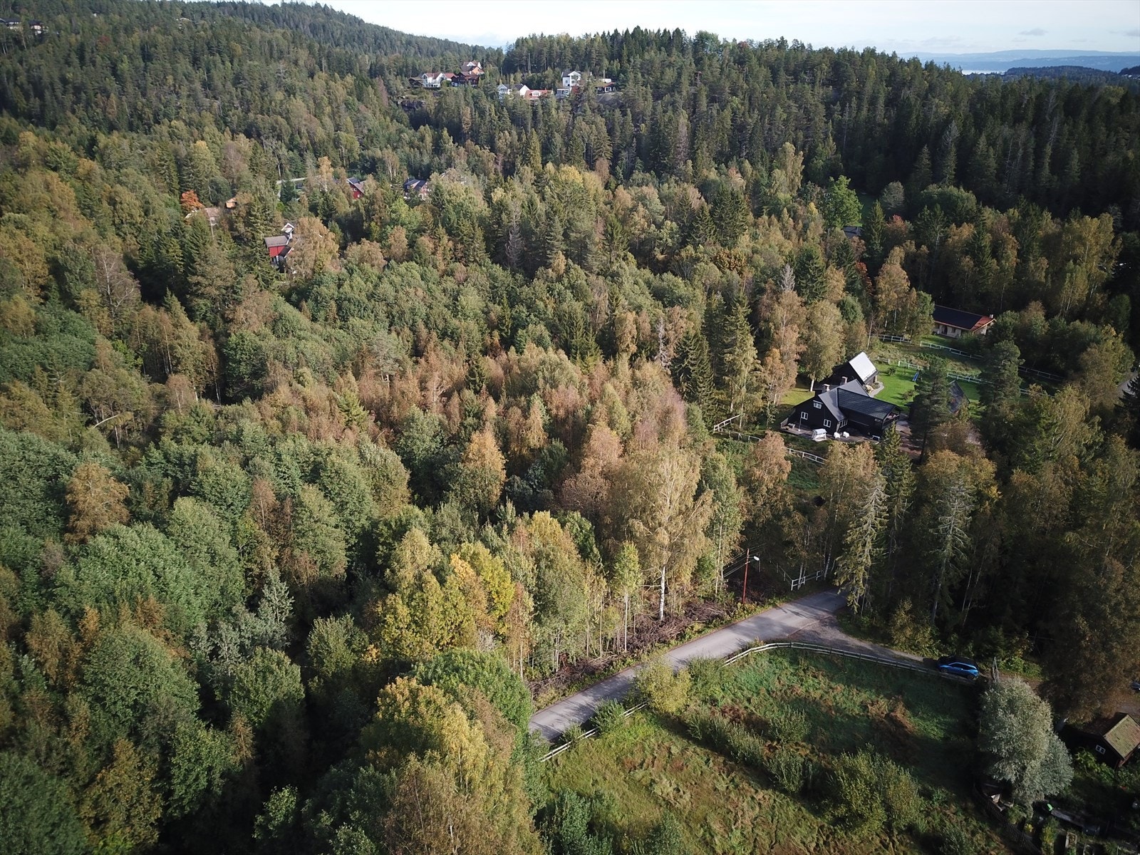 Eiendommen ligger i rolige og naturskjønne omgivelser ikke langt fra Heggedal sentrum. Galleribilde