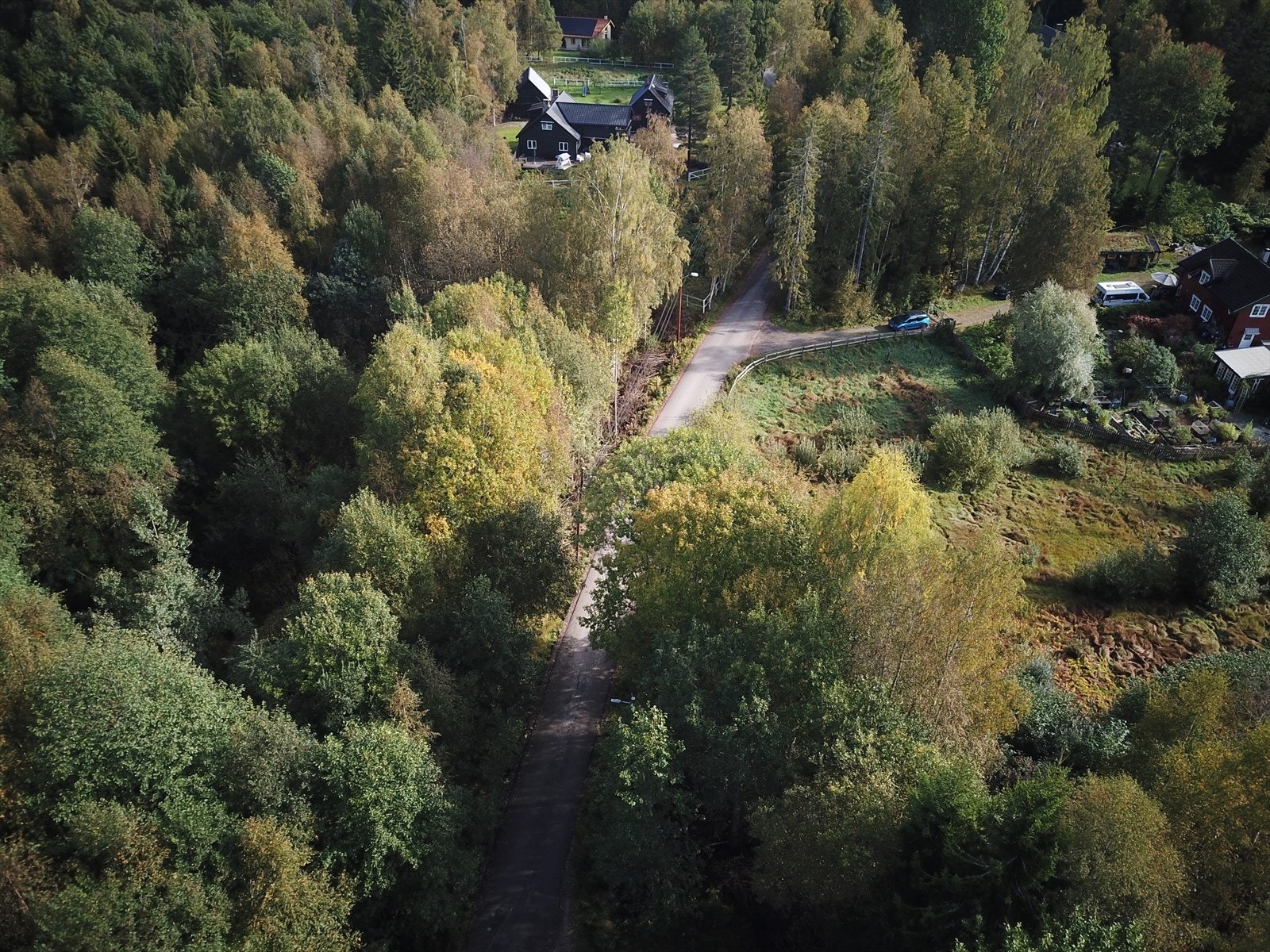 Kjøper av tomten er selv ansvarlig for tilknytningsavgifter. Se punktet "Info kommunale avgifter" i salgsoppgaven for mer informasjon. Galleribilde