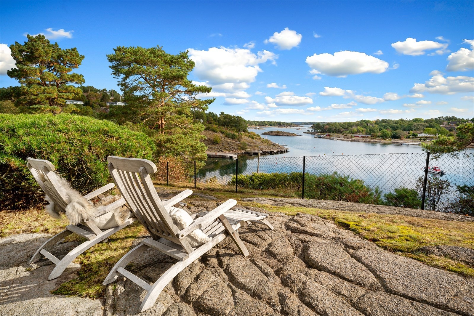 Eiendommen har flere flotte uteplasser. Eiendommen ligger høyt og fritt med nydelig utsikt. Ingen boplikt! Galleribilde