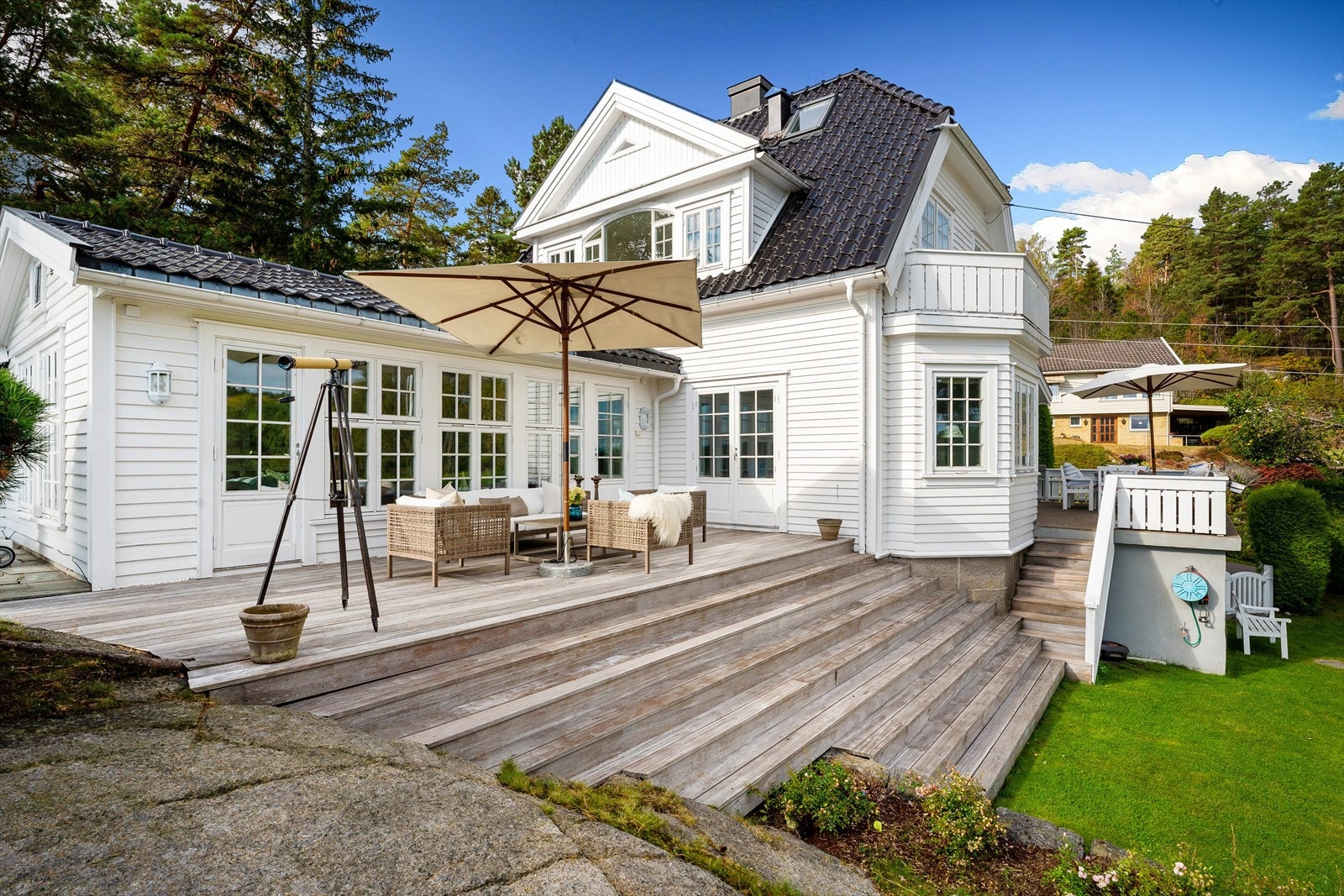 Eiendommen har flere herlige uteplasser, balkong og terrasser. Galleribilde