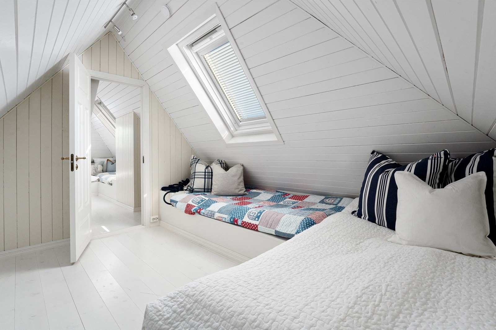 Loftsetasjen er innredet med to soverom. Detter er ikke byggemeldt og godkjent hos kommunen. For mer informasjon, se salgsoppgave. Galleribilde