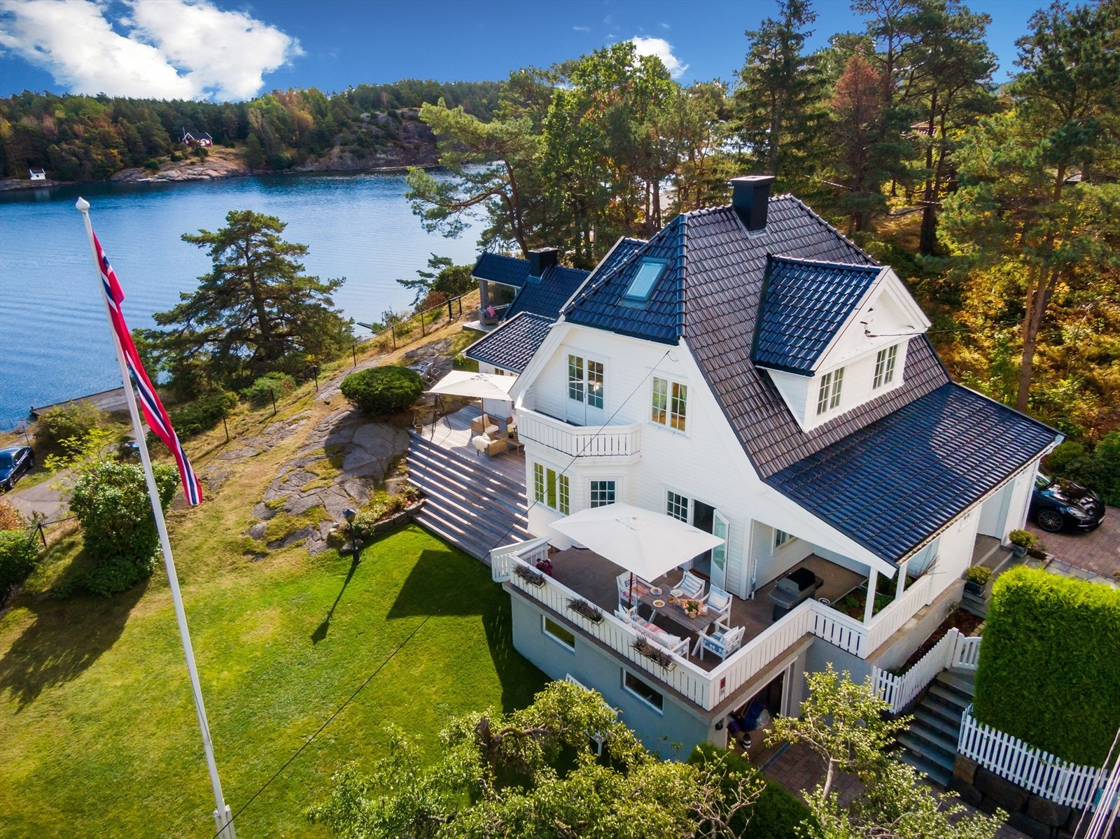 Eiendommen er usjenert, solrikt og attraktivt beliggende på idylliske Nøtterøy med skjærgården som nærmeste nabo. Galleribilde