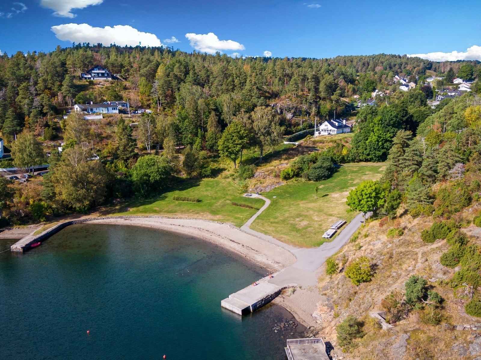 Ca. 2 minutters gange til populære Torødstranda med sandstrand, gressbakke, og badeflåte. Galleribilde