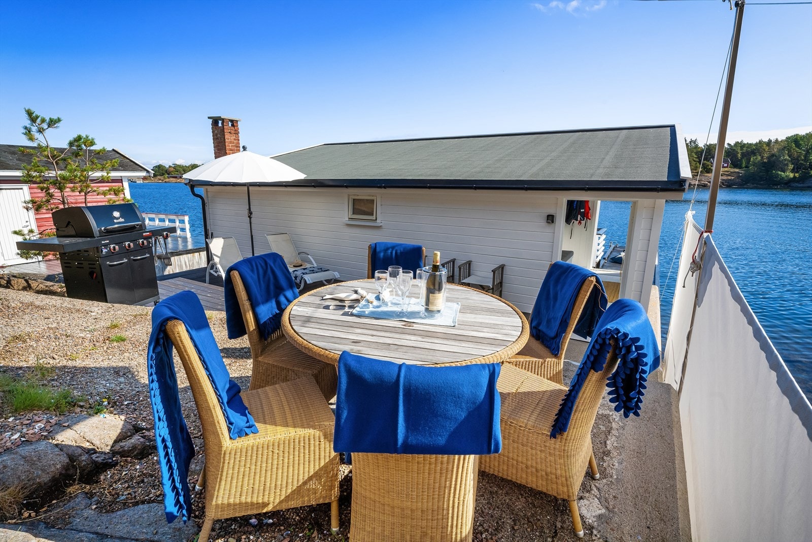 Terrasse med plass til sittegrupper og grill. Galleribilde