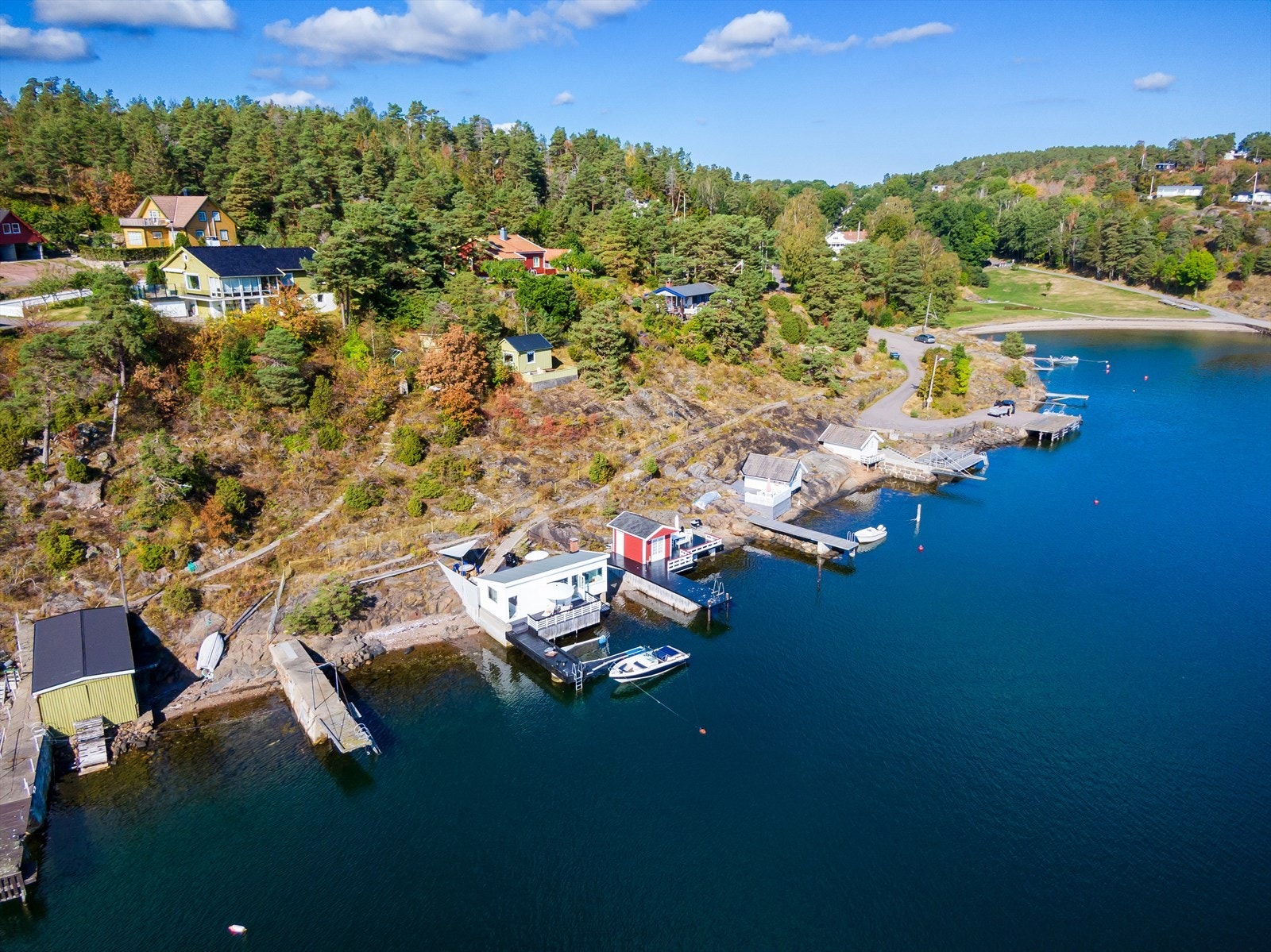 Boligen ligger i et idyllisk og naturskjønt område på Torød med umiddelbar nærhet til sjøen og Nøtterøyskjærgården. Galleribilde
