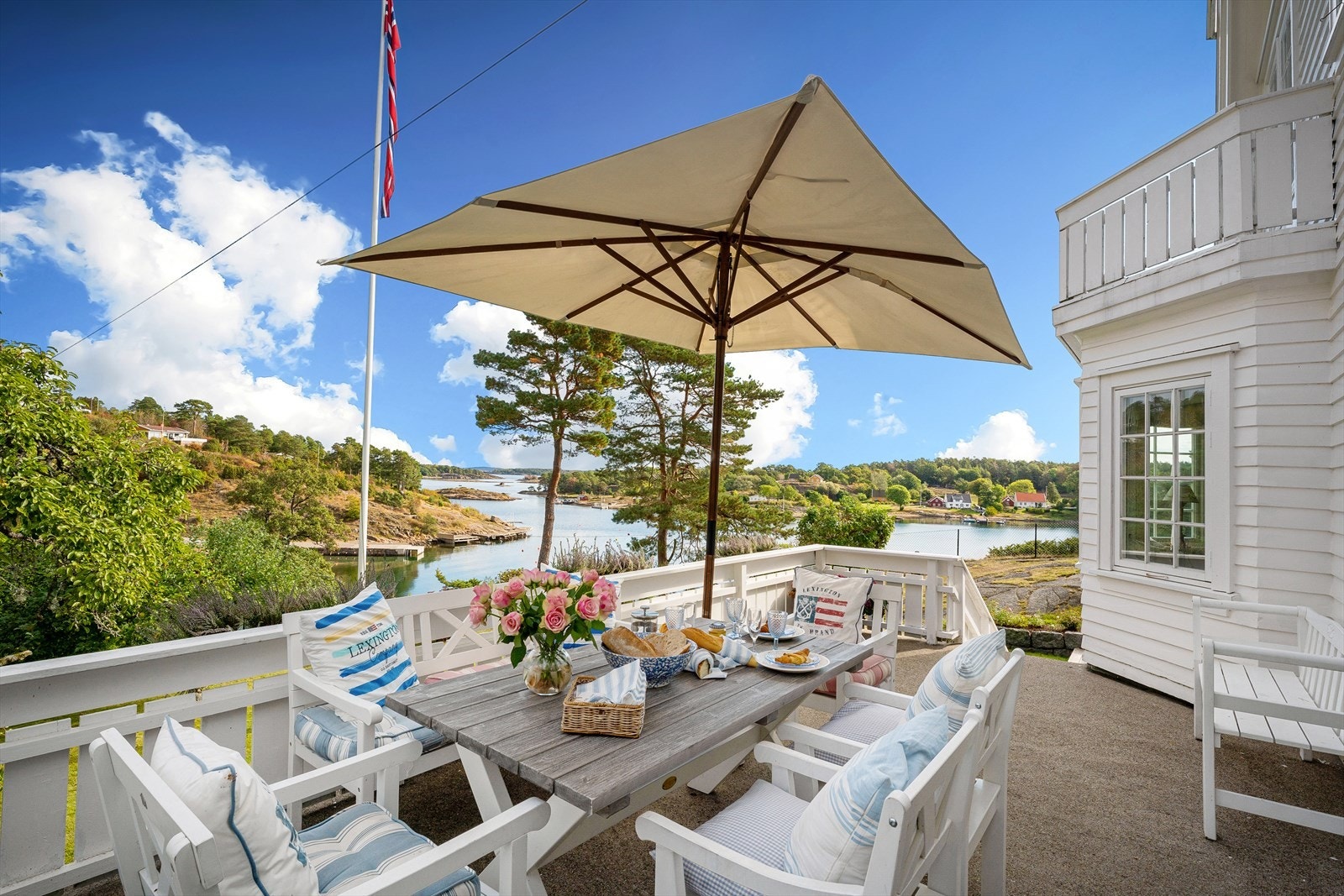 Solrik terrasse med adkomst til hage. Galleribilde