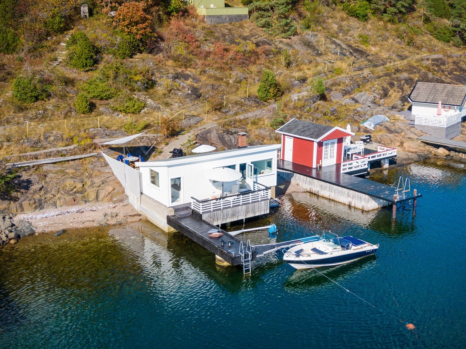 Eget badehus, brygge og strandlinje (til høyre mot det røde badehuset). Galleribilde