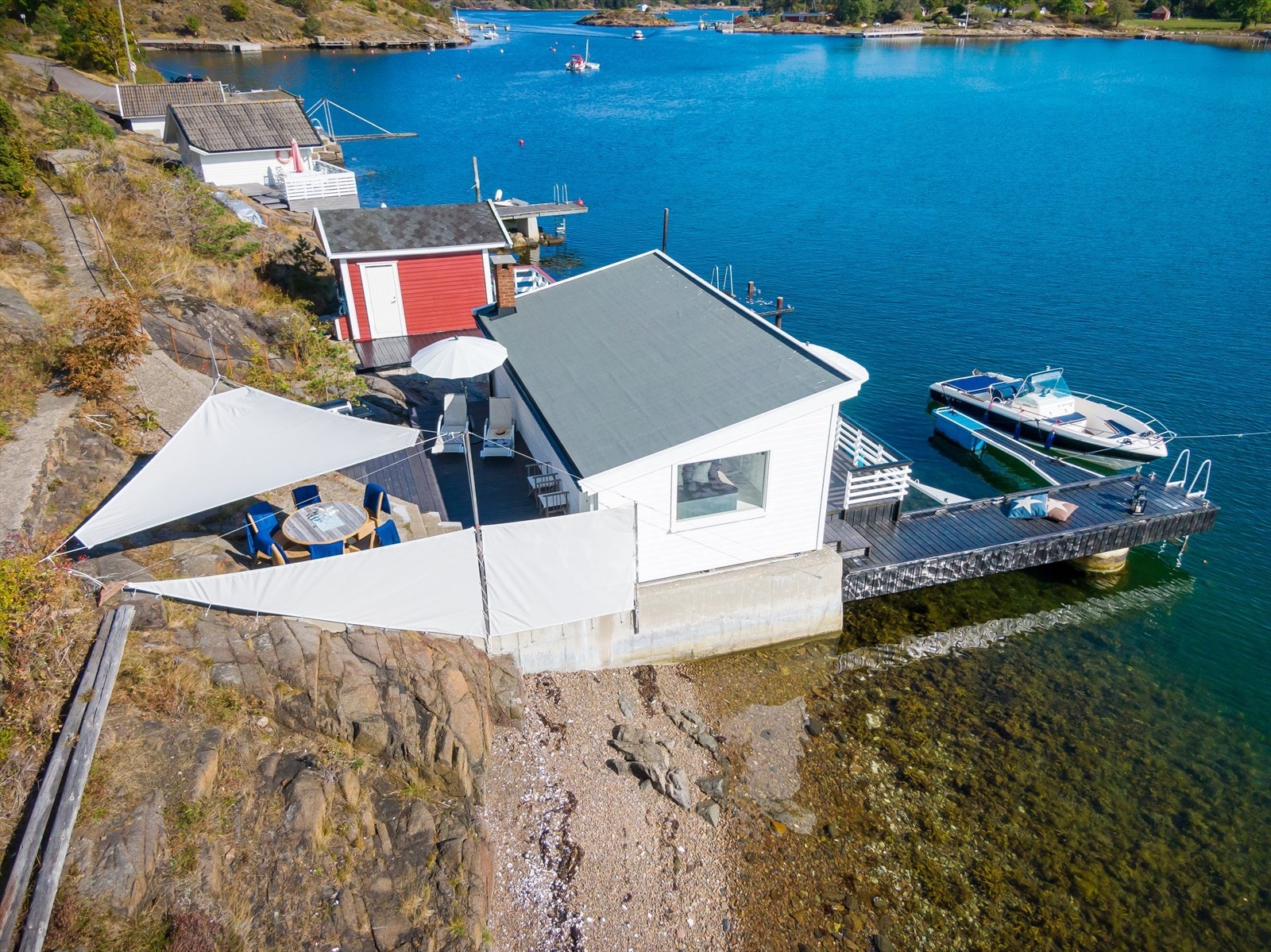 Eget badehus med terrasser, brygge og sandstrand. Galleribilde