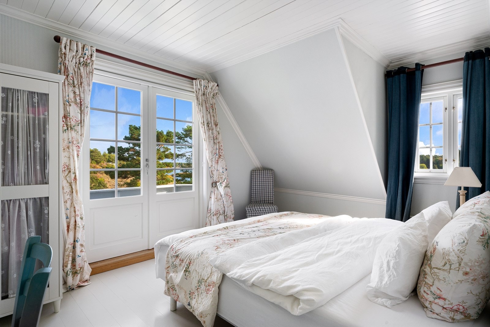 Hovedsoverom med utgang til balkong. Galleribilde