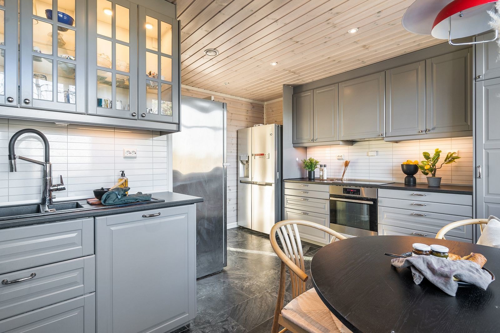 Lekker og moderne kjøkkeninnrending med mørke profilerte fronter. Galleribilde