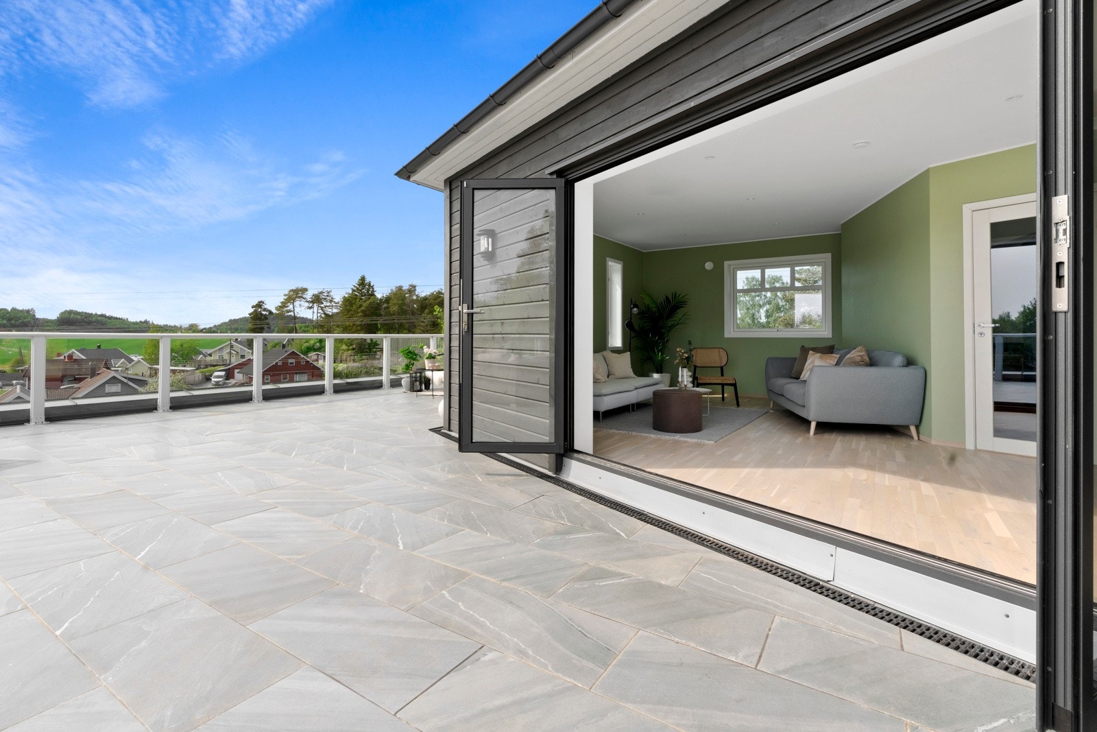 Store terrassedører åpner opp mellom stuen og terrassen. Galleribilde
