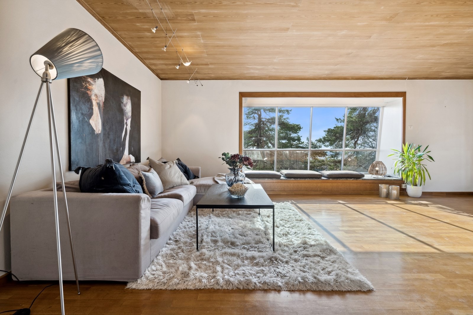 Gode vindusflater som slipper inn rikelig med naturlig dagslys Galleribilde
