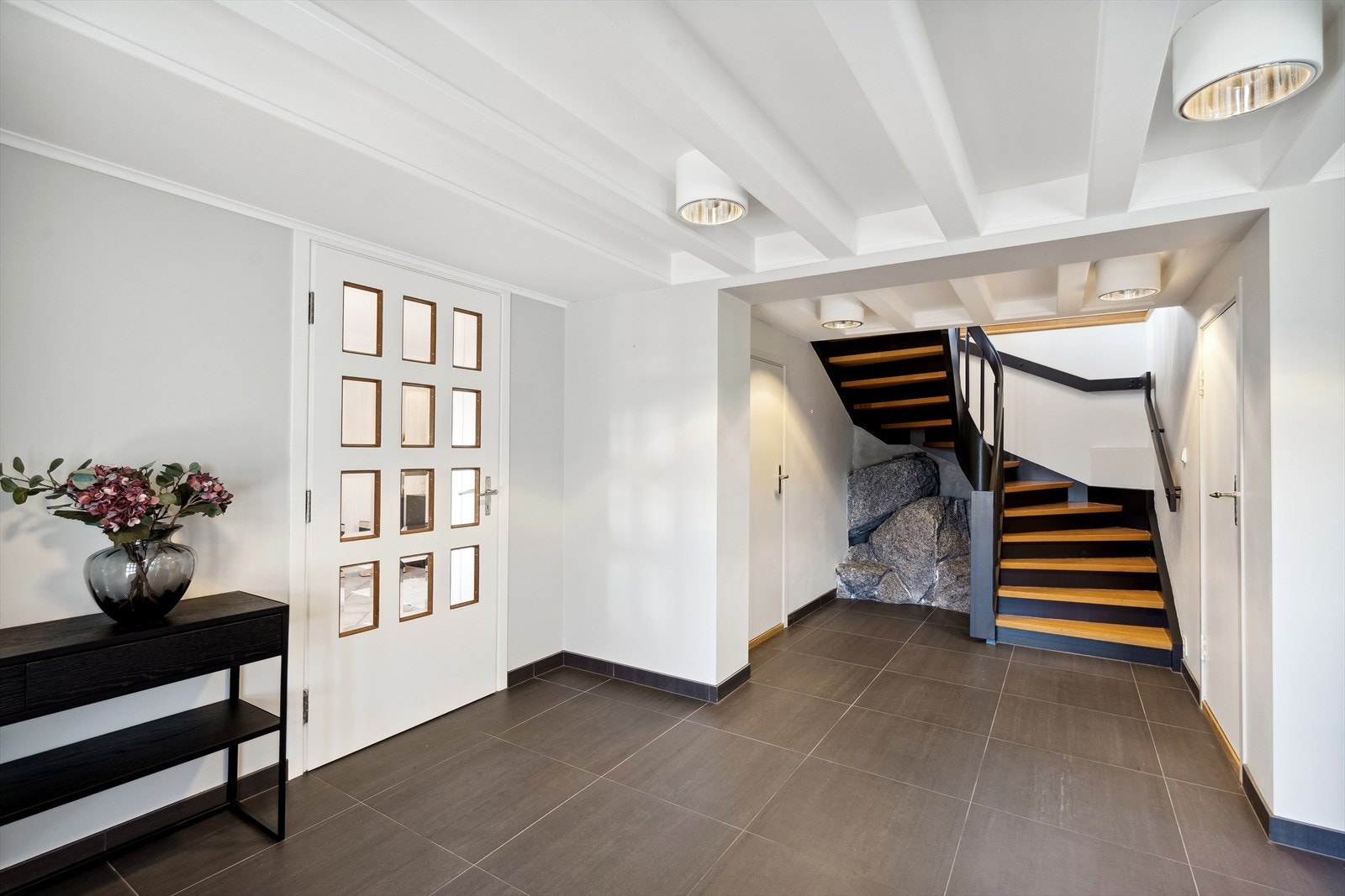 Fra entrèen kommer man inn i en stor og tiltalende gang/hall Galleribilde
