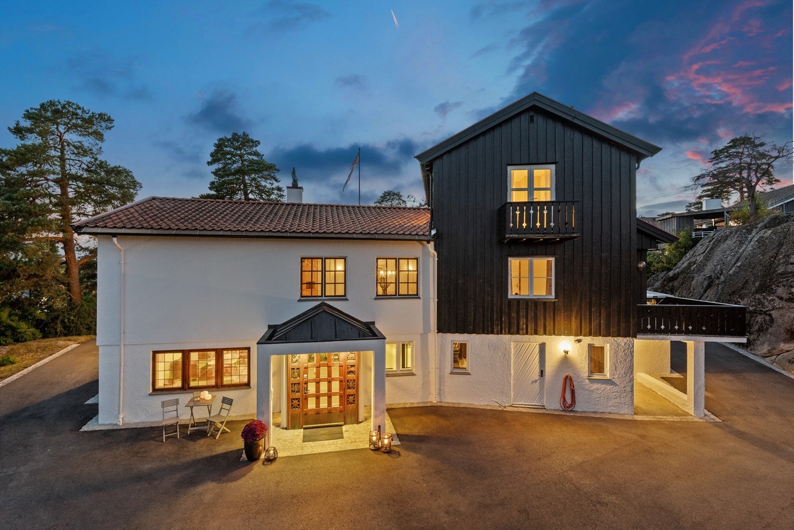 Rune Holmefjord Jakobsen har gleden av å presentere en unik, stor og fantastisk flott villaeiendom! Galleribilde