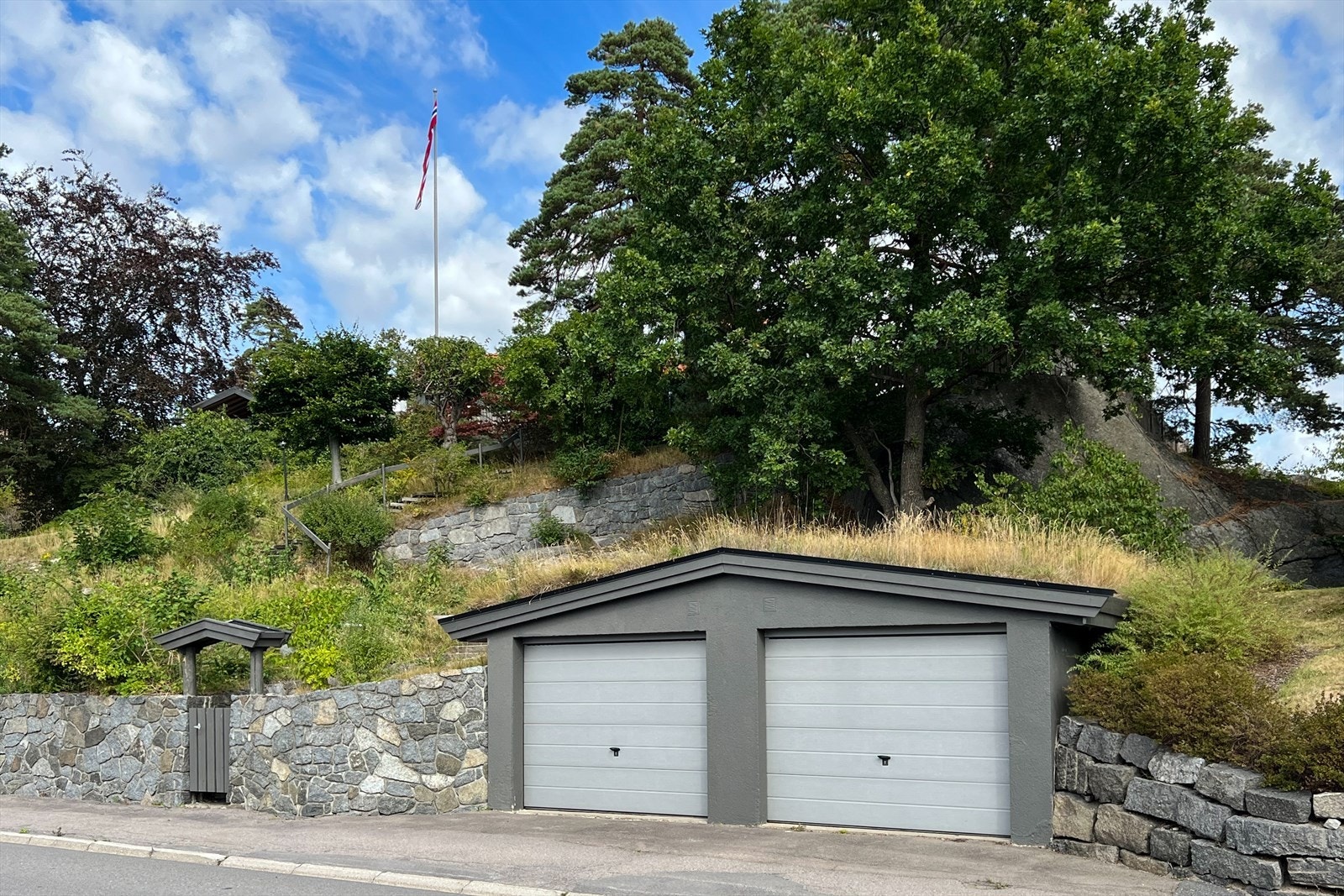 Boligen har 2 garasjer Galleribilde